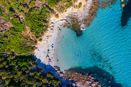 意大利撒丁岛（撒丁岛）维拉西缪斯的沙滩和大海全景，海水蔚蓝。