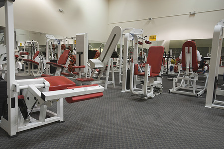 带设备的健身房的内部视图