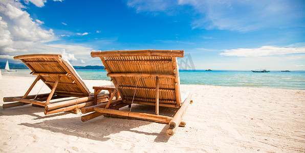 完美无瑕摄影照片_长滩岛度假和夏季度假的海滩木椅