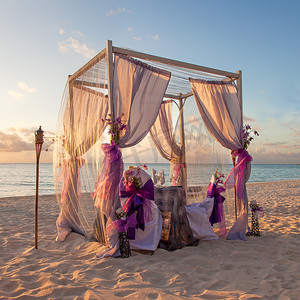 太阳沙滩热带加勒比海滩上的浪漫婚礼桌