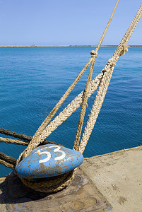 设备对接摄影照片_塞浦路斯利马索尔码头上带有重型系泊绳索的系船柱特写