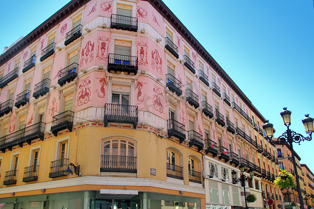 萨拉戈萨市西班牙阿方索一世街彩色建筑