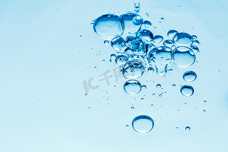 蓝色水滴背景摄影照片_蓝色水滴背景