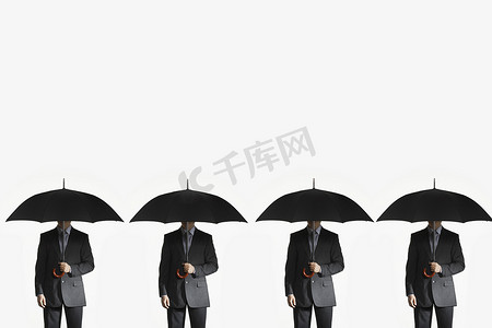 四位商人在白色背景下排成一排撑着雨伞