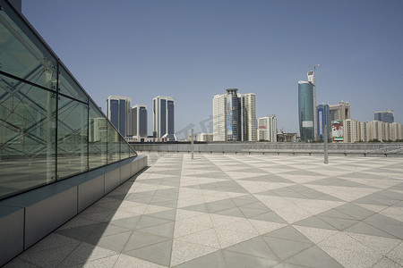 谢摄影照片_阿联酋迪拜谢赫扎耶德路的阿联酋塔广场周围环绕着建筑物
