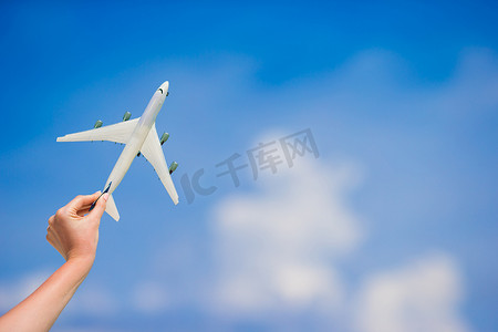 蓝天背景下一架飞机的白色小缩影