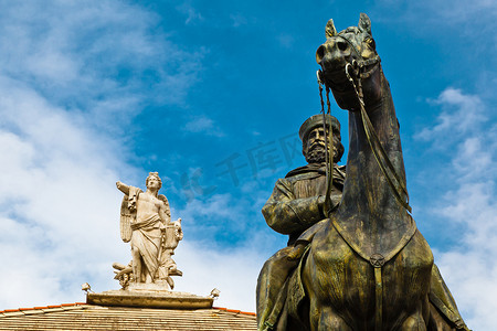意大利热那亚的朱塞佩·加里波第雕像和竖琴缪斯