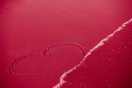用沙子绘制的心被海豹之爱洗涤：心