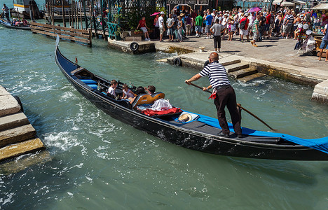 意大利，威尼斯-2012 年 7 月： 2012 年 7 月 16 日在威尼斯有游客巡航一条小威尼斯运河的长平底船。