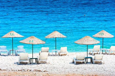 海边免费躺椅和茅草伞