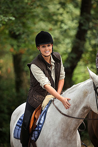 年轻女子骑马