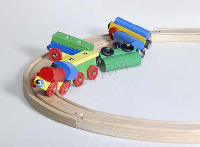 彩色木制玩具火车和轨道