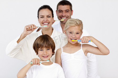 一家人在浴室里刷牙