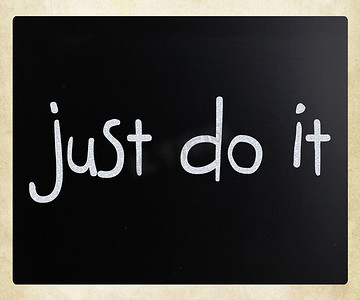 黑板上用白色粉笔手写“Just Do It”