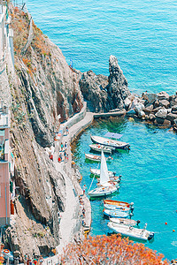 意大利、欧洲美丽舒适的海湾，有船只和清澈的绿松石水