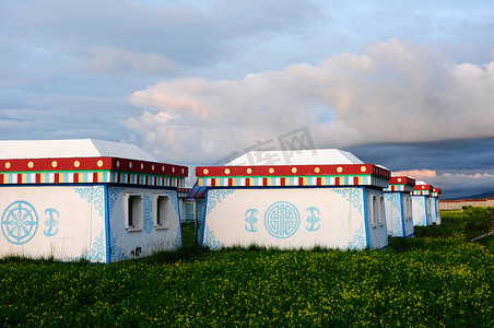 草原蒙古包摄影照片_草原上的蒙古帐篷