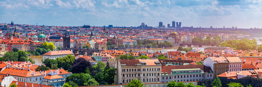 布拉格红色屋顶和布拉格历史老城的十几个尖塔。