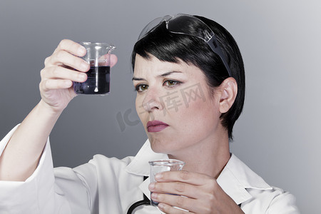 科学研究人员或医生查看液体透明溶液