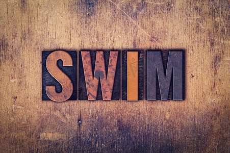 游泳溺水摄影照片_游泳概念木制凸版印刷类型