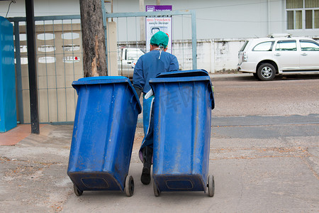 蓝色、红色垃圾箱、回收箱、垃圾桶和公立医院。