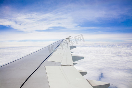 在蓝天机翼飞行时透过窗户看飞机