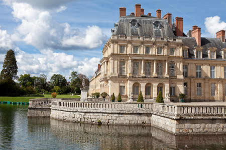 法国巴黎附近的中世纪皇家城堡枫丹白露和湖