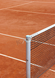 空荡荡的红色砾石场的网球场