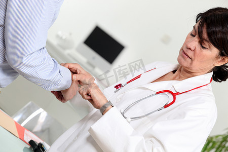 医生为她的病人测量脉搏