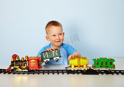 男孩玩玩具铁路