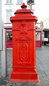 城市日历摄影照片_布鲁日历史悠久、华丽的红色消防栓