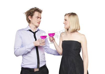 年轻夫妇用粉红色饮料敬酒