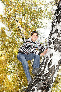 攀岩男孩摄影照片_青少年爬树