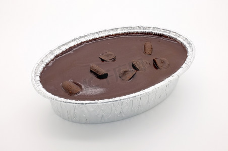 铝箔椭圆形盒中的巧克力蛋糕