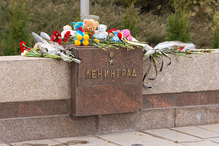 历史纪念建筑群入口处刻有英雄城市列宁格勒的纪念铭文“致斯大林格勒战役英雄”