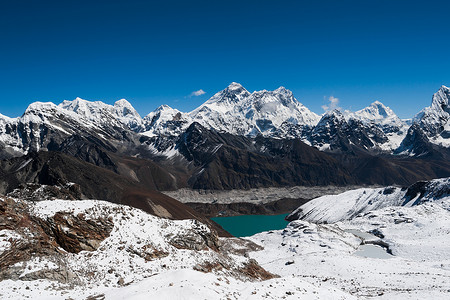 洛子峰摄影照片_Renjo Pass 的著名山峰：珠穆朗玛峰、马卡鲁峰、洛子峰、努子峰、P