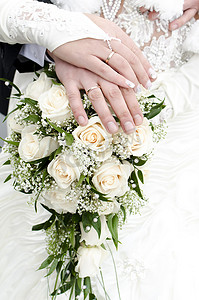 新娘捧花与新婚夫妇的手
