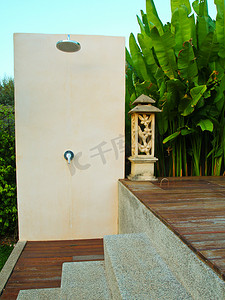 浴缸背景摄影照片_热带度假村游泳池附近的室外淋浴
