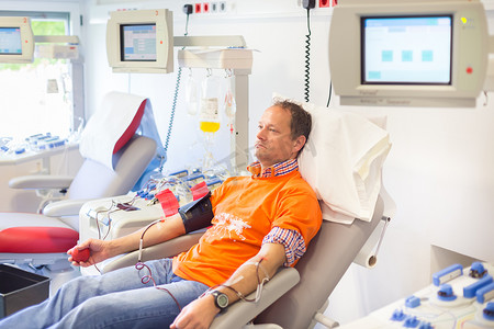 献血光荣摄影照片_献血者在献血。