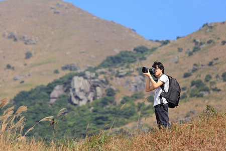 摄影师在乡村拍照