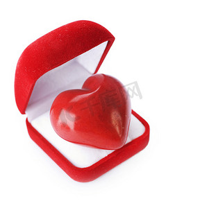 有一颗心的红色天鹅绒礼品盒在白色背景。