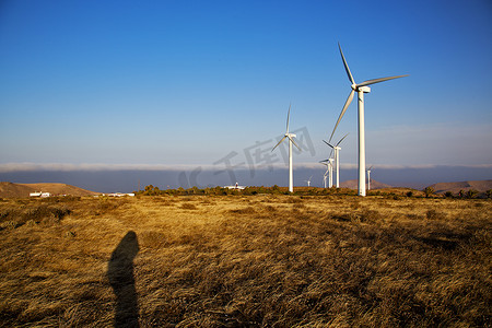 雷大风摄影照片_西班牙非洲的风力涡轮机和天空