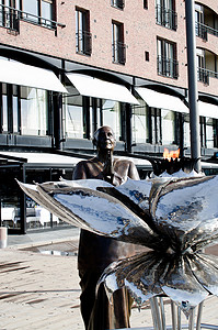 铜火焰摄影照片_阿克尔码头上的永恒和平火焰雕像