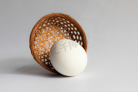鸡蛋在白色背景的篮子柳条中，鸭蛋在篮子里。