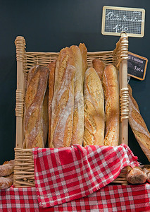 面包销售摄影照片_面包师送来的一篮子面包
