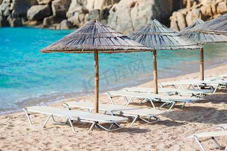 希腊海滩度假的海滩木椅和遮阳伞
