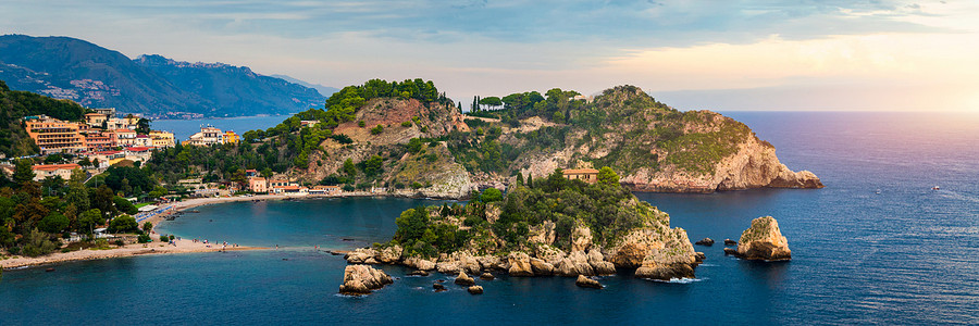 意大利西西里岛陶尔米纳的贝拉岛鸟瞰图。