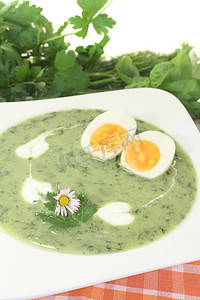绿色香草汤，加鸡蛋和一块奶油