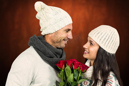 微笑的情侣拿着玫瑰花束的复合图像