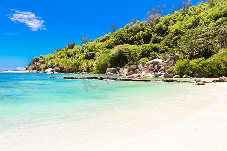 塞舌尔美丽的绿松石异国热带海滩