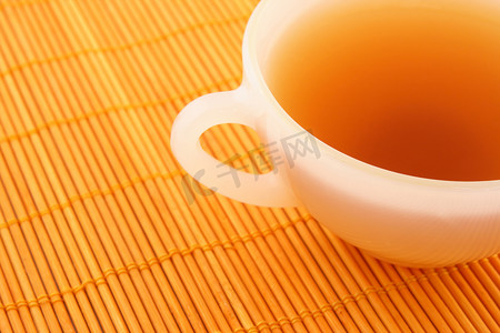 橙色藤垫上的一杯茶